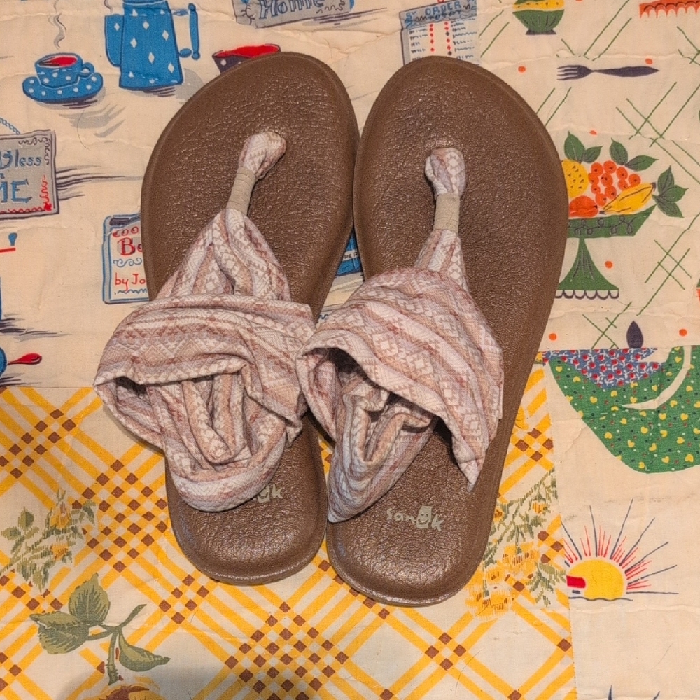 Sanuk Cream and Brown Sandals with Twisted Straps